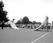 880745 Afbeelding van een skatedemonstratie op het terrein van zwembad Noorderbad (Boisotstraat 25) te Utrecht.